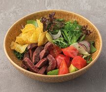 Теплый салат с мраморной говядиной и ореховым соусом