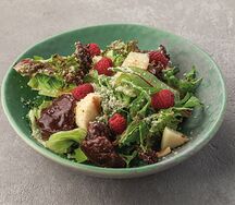 Салат с куриной печенью и грушей в малиновом соусе