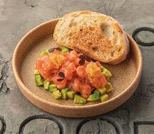 Тартар из лосося с авокадо и щучьей икрой