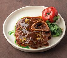 Оссобуко в винно-перечном соусе с печеным томатом и цитрусовой гремолатой