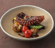 Осьминог с беби-картофелем, зеленой спаржей и томатами черри