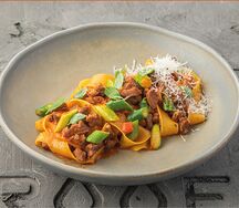 Паста с рагу из ягненка и спаржей