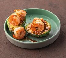 Жареное авокадо с тигровыми креветками