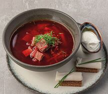 Борщ с мраморной говяжьей грудинкой и салом