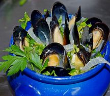 Мидии беломорские по-бельгийски в винном соусе