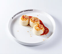  Сырники с солёной карамелью и арахисом