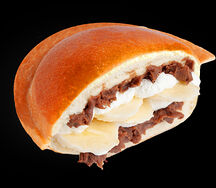 UFO-бургер со сливочным соусом, шоколадом и бананом