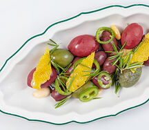 Маринованные оливки, испанский перец, миндаль