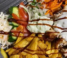 Шаверма в тарелке с курицей