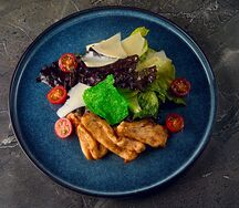 Салат с обжаренной курицей