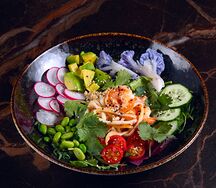 Боул с креветками, кальмарами и киноа