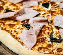 Пицца с ветчиной и грибами 