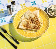 Кесадилья с грушей и сыром с благородной плесенью