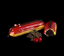 Эклер с вишней и шоколадом