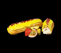 Эклер с манго, клубникой и маракуйей