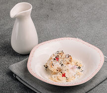 Крем-суп из цветной капусты с лепестками миндаля