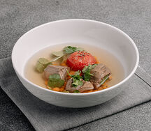 Бульон с томленой бараниной, нутом и печеным томатом