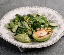 Большой зелёный салат с авокадо