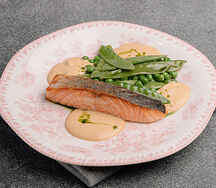 Стейк из форели с молодым горошком