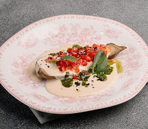 Печеный баклажан с томатами конкассе