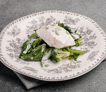 Треска с припущенным шпинатом и брокколи в кокосовом соусе