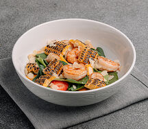 Салат с морепродуктами, клубникой и манго