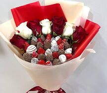 Букет из роз Эквадор и клубники в шоколаде Танго