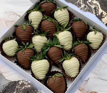 Коробочка клубники в шоколаде Black or white