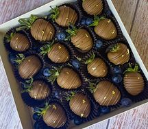 Клубника в молочном шоколаде с голубикой