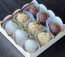 Клубника в белом и молочном шоколаде с арахисом