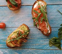 Брускетта с креветкой и авокадо