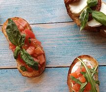 Брускетта с томатами и базиликом