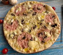 Пицца Кватро форматжио с ветчиной и грибами