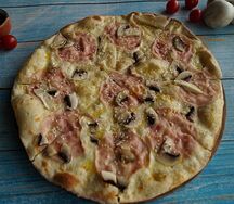 Пицца с ветчиной и грибами на сливках