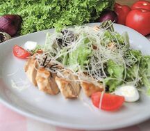 Салат Цезарь с курицей и беконом