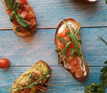 Брускетта с лососем и рукколой