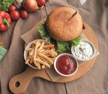 Бургер с говяжьей котлетой и картофелем фри