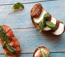 Брускетта с моцареллой и вялеными томатами