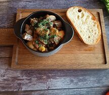 Язык с картофелем и шампиньонами