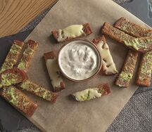 Чесночные гренки с соусом акрополь