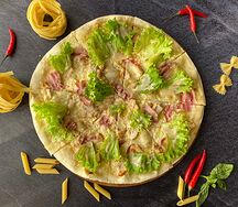 Пицца Цезарь с курицей и беконом