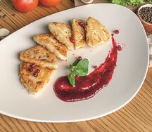 Жареный сыр с брусничным соусом