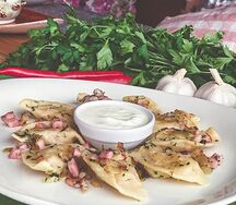 Вареники с картофелем, жареным луком и беконом