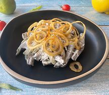 Салат с говядиной и хрустящим луком