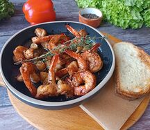 Жареные тигровые креветки с чесноком