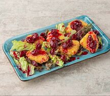 Жареный сыр с ягодным соусом