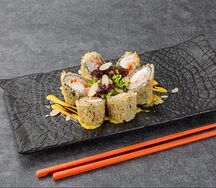 Сливочный ролл Темпура с креветкой и соусом манго