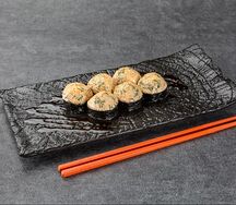 Горячий ролл с цыпленком и сырным соусом