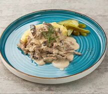 Строганов из свиной вырезки с картофельным пюре