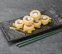 Ролл темпура роял с соусом манго